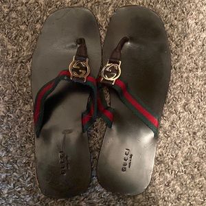 I am selling gucci flip flops that was given to me